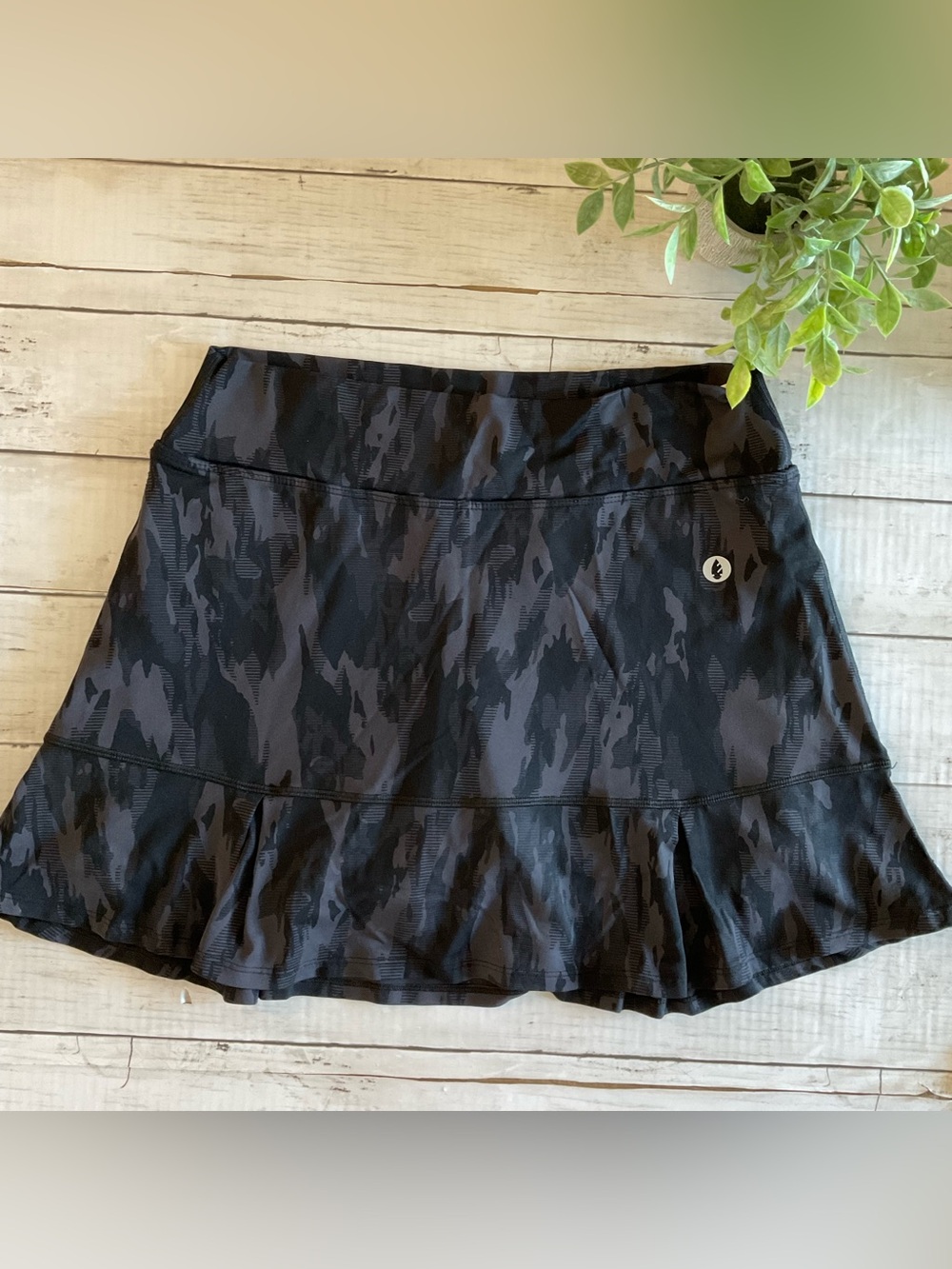 Dona Jo Black Camo Ruffle Hem Skort, Athletic skirt with shorts, pockets size M